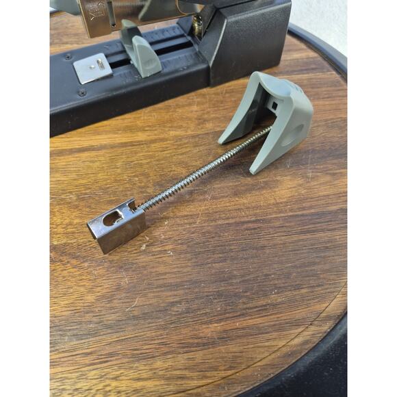 Swingline Commercial High-Capacity Heavy-Duty Desk Stapler 210 Sheets of Paper - Picture 8 of 15